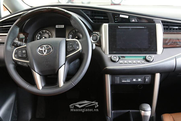 unnamed file 1375 - Chi tiết xe Toyota Innova 2.0V AT 2023 7 chỗ với thiết kế sang trọng