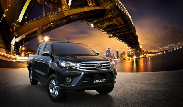 unnamed file 1389 640x373 - Toyota Hilux 2.4 4x4 MT 2023 dòng xe bán tải giá rẻ đang bán tại Việt Nam