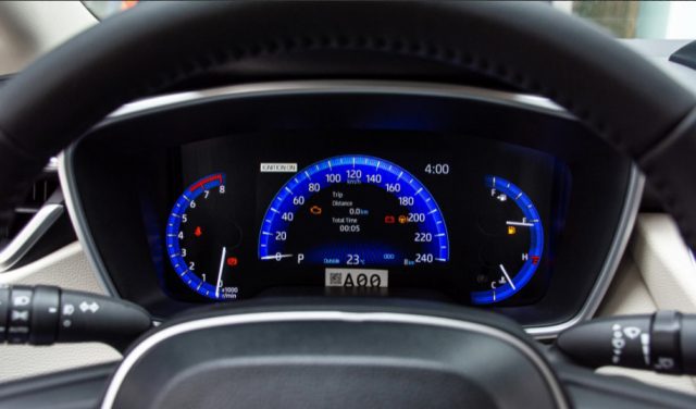 Toyota Corolla Altis 1.8G 2023 sở hữu cụm đồng hồ hiển thị trực quan.